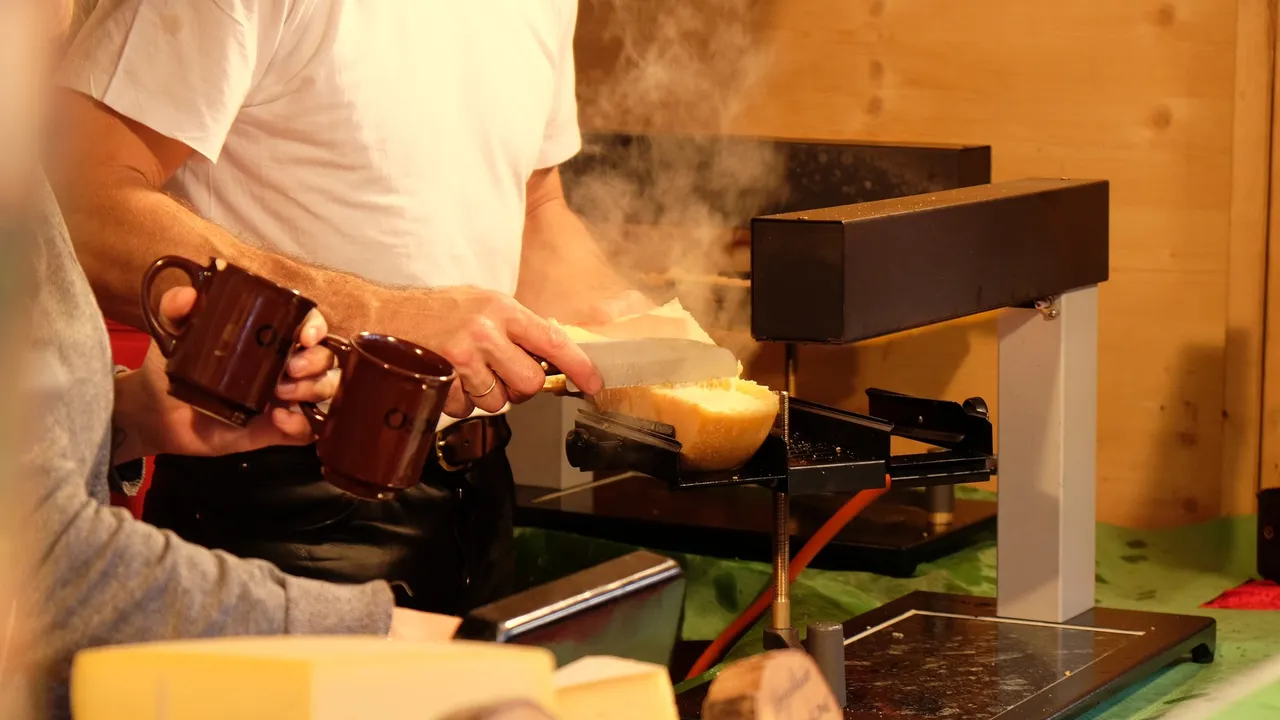 Raclette-Käse wird abgeschabt