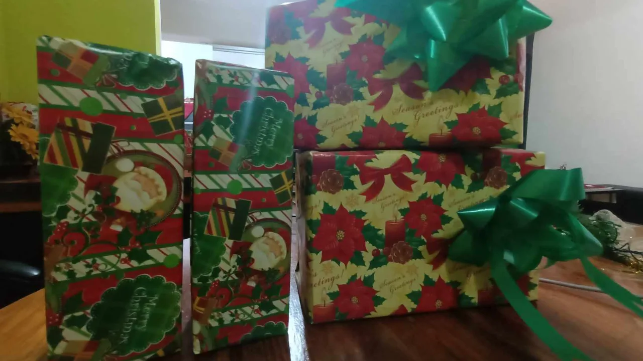 Verpackte Geschenke mit grünen Schleifen