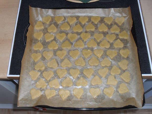 Symbolbild: Rohe Plätzchen auf dem Backblech