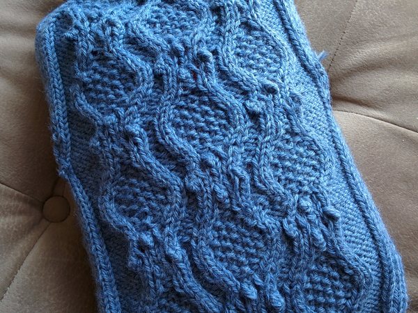 Symbolbild: Wärmflasche mit gestricktem Bezug